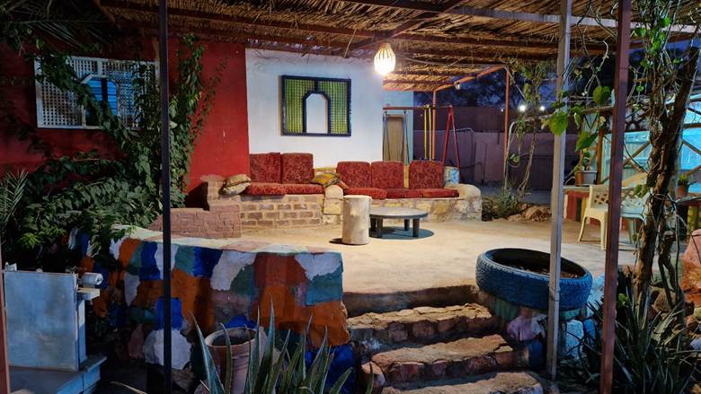 Hipi smeštaj u Aqabi sa jarkim bojama